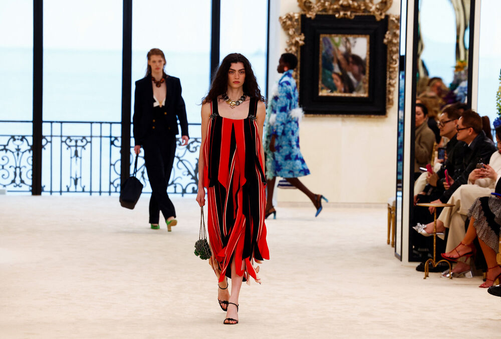 <p>Manekenka predstavlja kreaciju dizajnera Matjea Blazija u okviru njegove Chanel Cruise kolekcije za 2026&ndash;2027 u Bijaricu, Francuska</p>