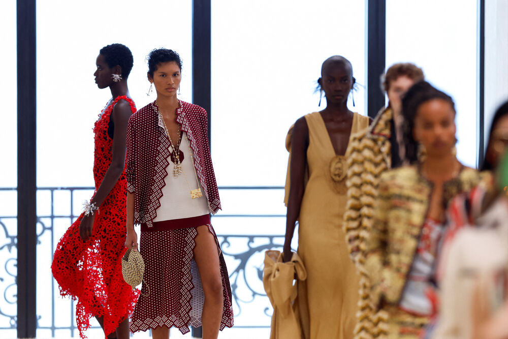 <p>Manekenka predstavlja kreaciju dizajnera Matjea Blazija u okviru njegove Chanel Cruise kolekcije za 2026&ndash;2027 u Bijaricu, Francuska</p>