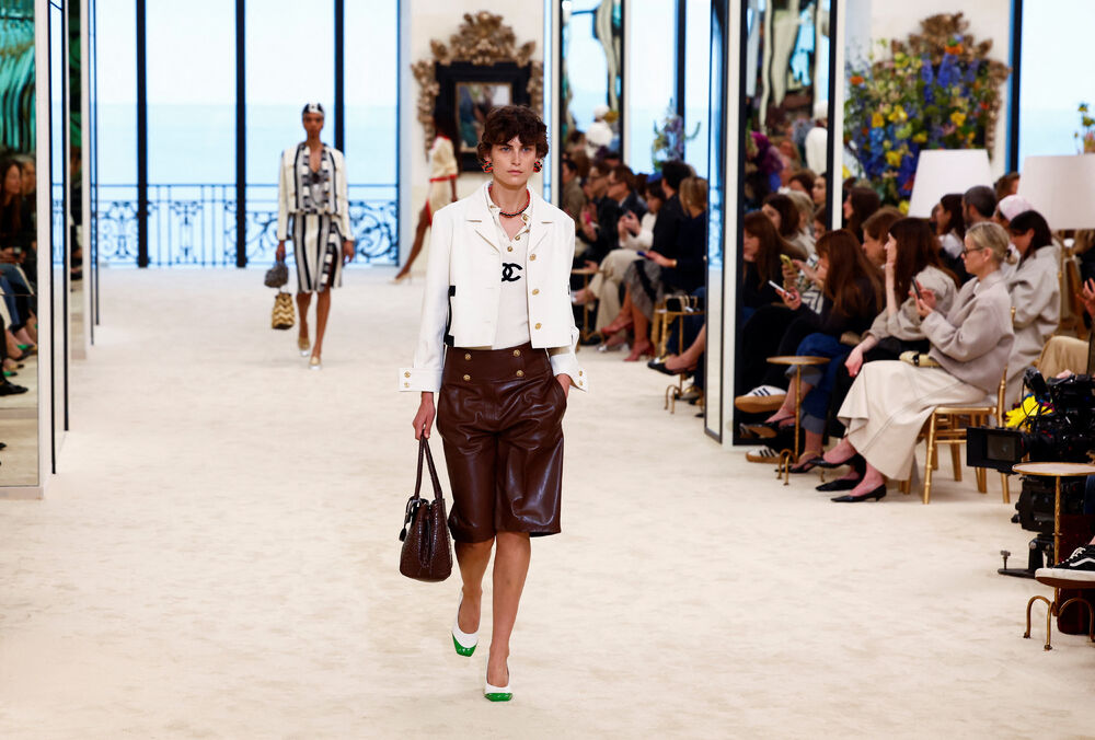 <p>Manekenka predstavlja kreaciju dizajnera Matjea Blazija u okviru njegove Chanel Cruise kolekcije za 2026&ndash;2027 u Bijaricu, Francuska</p>