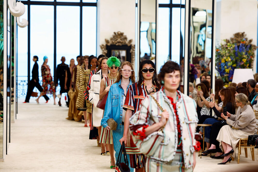 <p>Manekenka predstavlja kreaciju dizajnera Matjea Blazija u okviru njegove Chanel Cruise kolekcije za 2026&ndash;2027 u Bijaricu, Francuska</p>