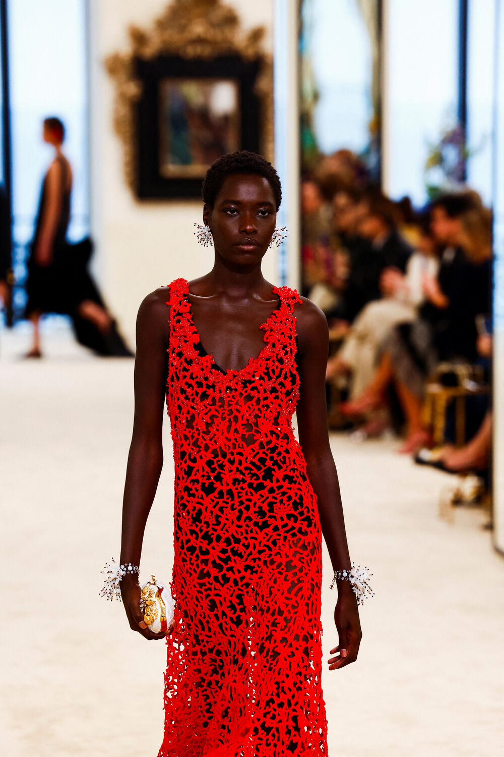 <p>Manekenka predstavlja kreaciju dizajnera Matjea Blazija u okviru njegove Chanel Cruise kolekcije za 2026&ndash;2027 u Bijaricu, Francuska</p>