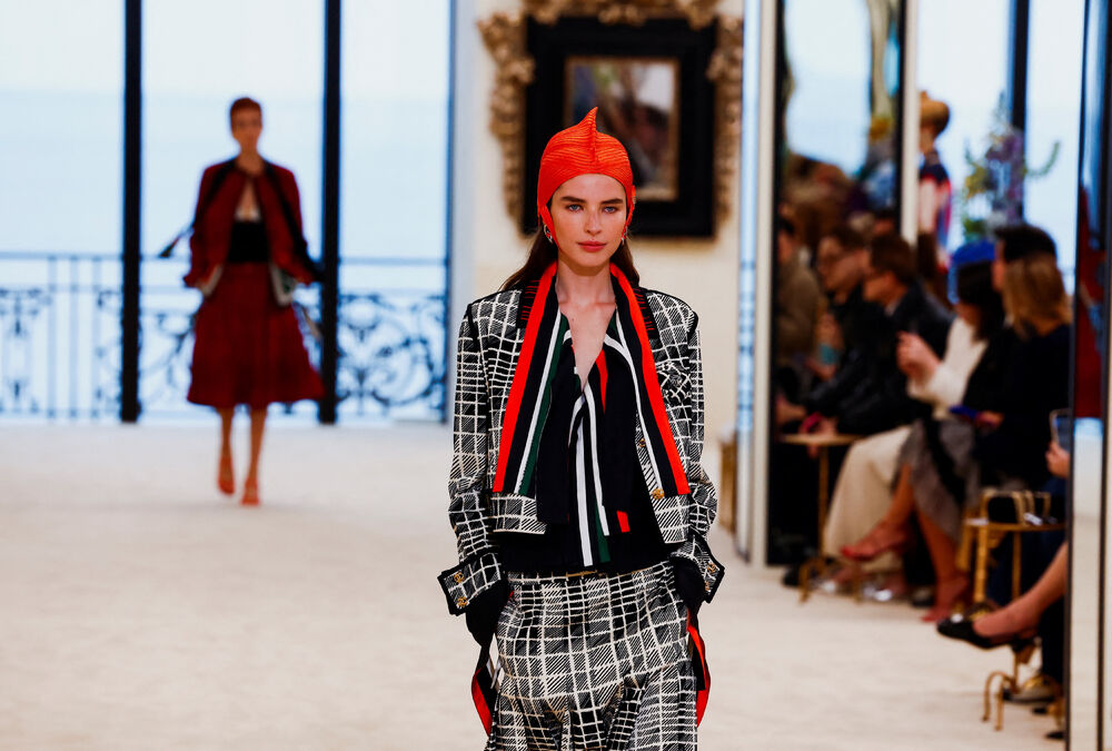 <p>Manekenka predstavlja kreaciju dizajnera Matjea Blazija u okviru njegove Chanel Cruise kolekcije za 2026&ndash;2027 u Bijaricu, Francuska</p>