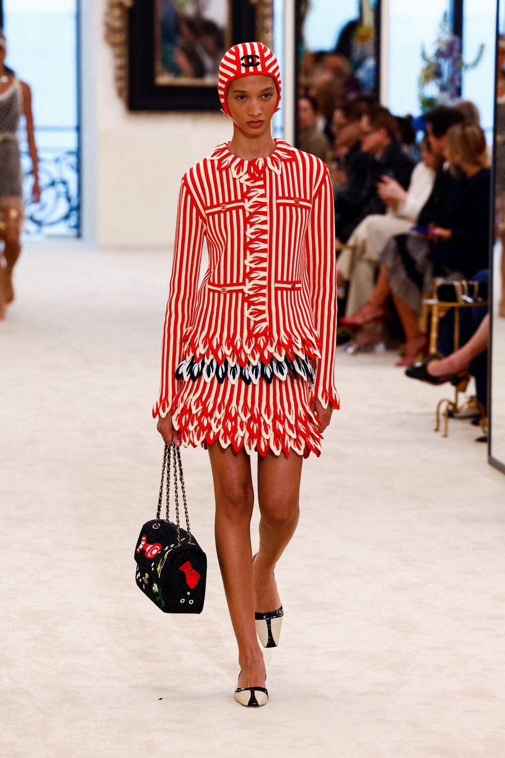 <p>Manekenka predstavlja kreaciju dizajnera Matjea Blazija u okviru njegove Chanel Cruise kolekcije za 2026&ndash;2027 u Bijaricu, Francuska</p>