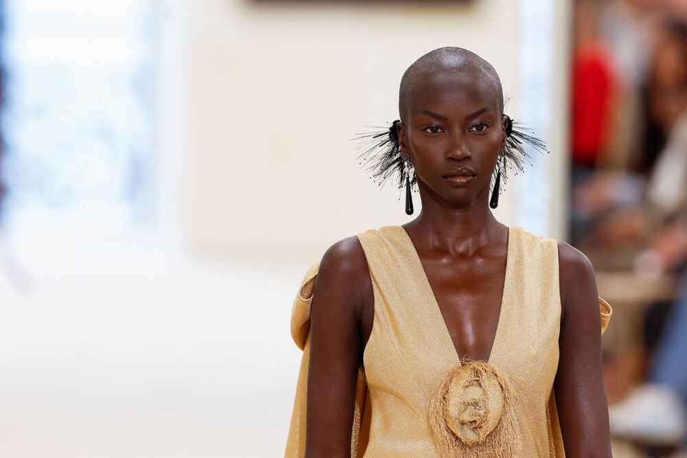 <p>Manekenka predstavlja kreaciju dizajnera Matjea Blazija u okviru njegove Chanel Cruise kolekcije za 2026&ndash;2027 u Bijaricu, Francuska</p>
