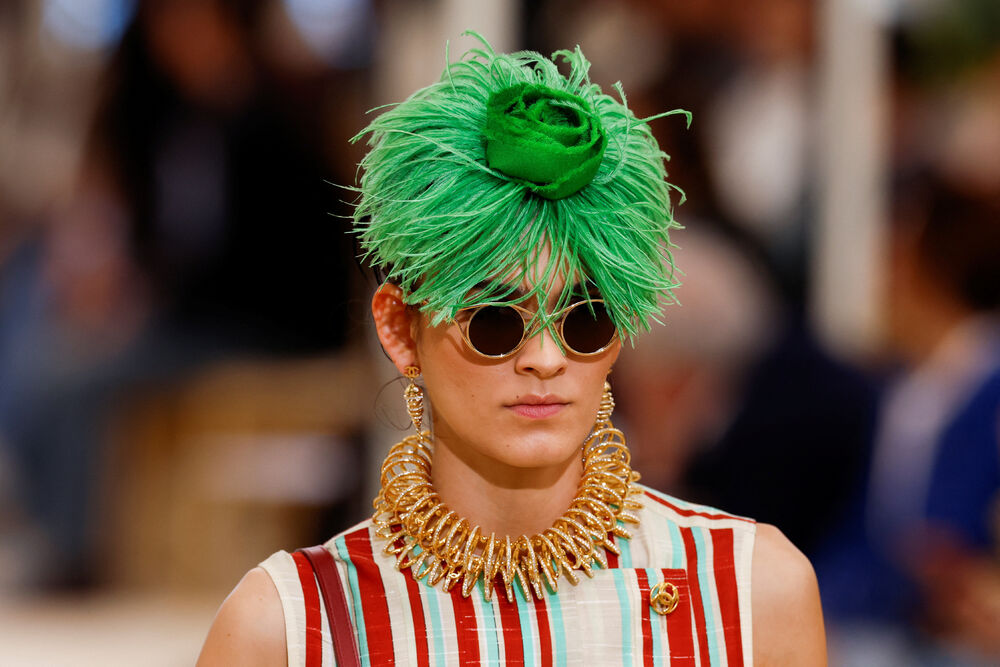 <p>Manekenka predstavlja kreaciju dizajnera Matjea Blazija u okviru njegove Chanel Cruise kolekcije za 2026&ndash;2027 u Bijaricu, Francuska</p>