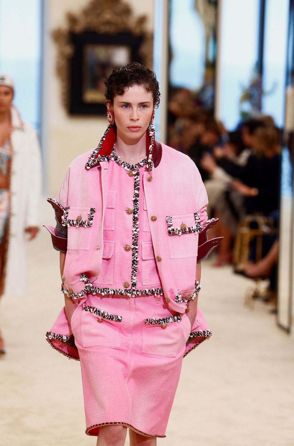 <p>Manekenka predstavlja kreaciju dizajnera Matjea Blazija u okviru njegove Chanel Cruise kolekcije za 2026&ndash;2027 u Bijaricu, Francuska</p>