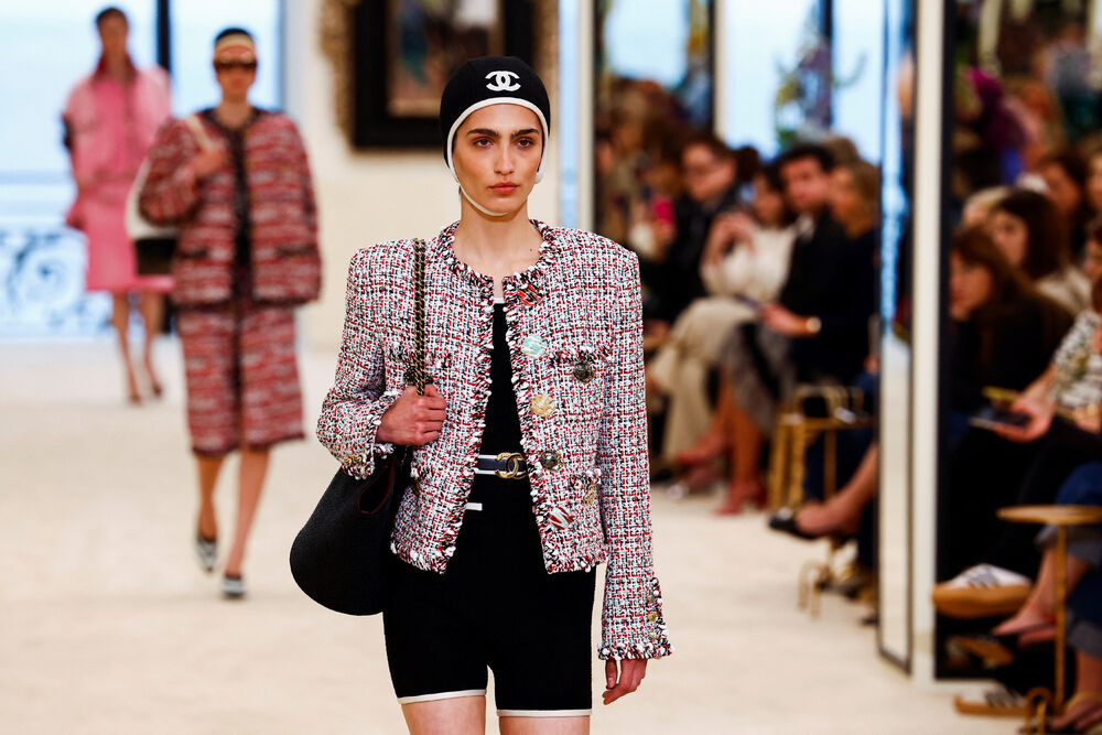 <p>Manekenka predstavlja kreaciju dizajnera Matjea Blazija u okviru njegove Chanel Cruise kolekcije za 2026&ndash;2027 u Bijaricu, Francuska</p>