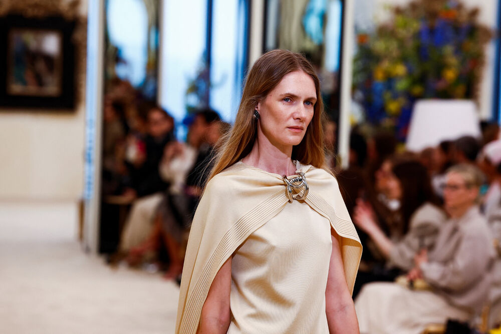 <p>Manekenka predstavlja kreaciju dizajnera Matjea Blazija u okviru njegove Chanel Cruise kolekcije za 2026&ndash;2027 u Bijaricu, Francuska</p>