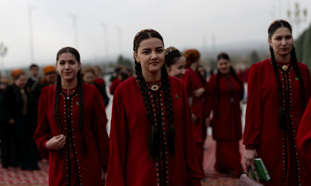 <p>Nakon sticanja nezavisnosti od Moskve 1991. godine, predsjednik Saparmurat Nijazov &ndash; "Turkmenbaši" ili vođa Turkmena - proglasio je Turkmenistan "trajnom neutralnom državom" i zatvorio ga za većinu posjetilaca, uvodeći jedan od najstrožih viznih režima na svijetu. On je i dalje uglavnom na snazi dvije decenije nakon njegove smrti</p>