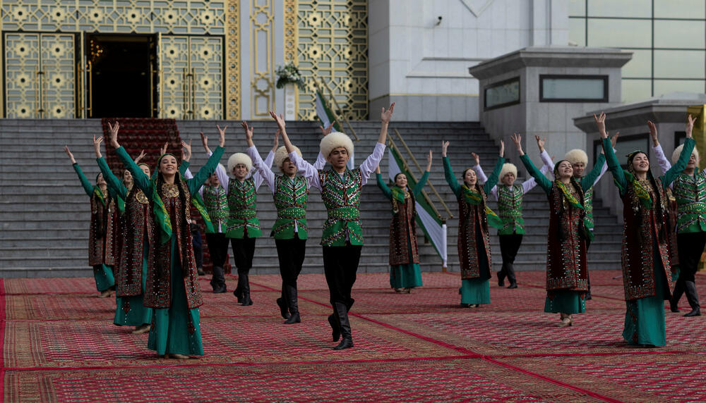 <p>Nakon sticanja nezavisnosti od Moskve 1991. godine, predsjednik Saparmurat Nijazov &ndash; "Turkmenbaši" ili vođa Turkmena - proglasio je Turkmenistan "trajnom neutralnom državom" i zatvorio ga za većinu posjetilaca, uvodeći jedan od najstrožih viznih režima na svijetu. On je i dalje uglavnom na snazi dvije decenije nakon njegove smrti</p>