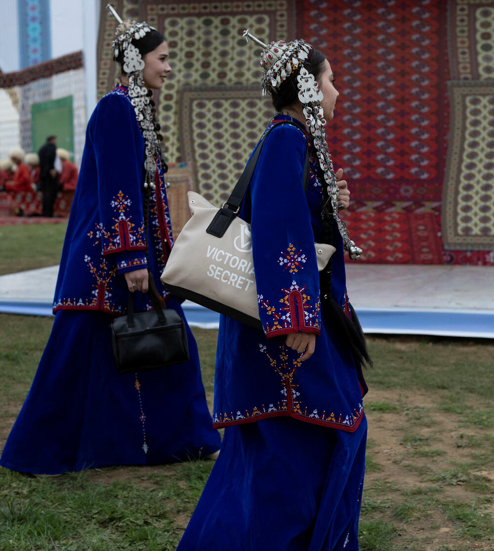 <p>Nakon sticanja nezavisnosti od Moskve 1991. godine, predsjednik Saparmurat Nijazov &ndash; "Turkmenbaši" ili vođa Turkmena - proglasio je Turkmenistan "trajnom neutralnom državom" i zatvorio ga za većinu posjetilaca, uvodeći jedan od najstrožih viznih režima na svijetu. On je i dalje uglavnom na snazi dvije decenije nakon njegove smrti</p>