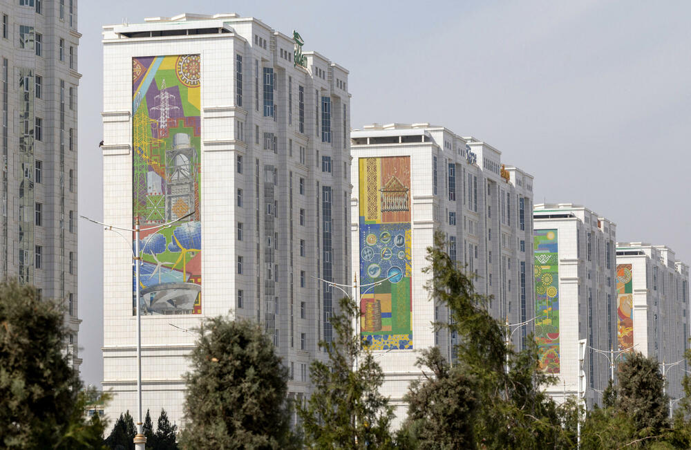 <p>Nakon sticanja nezavisnosti od Moskve 1991. godine, predsjednik Saparmurat Nijazov &ndash; "Turkmenbaši" ili vođa Turkmena - proglasio je Turkmenistan "trajnom neutralnom državom" i zatvorio ga za većinu posjetilaca, uvodeći jedan od najstrožih viznih režima na svijetu. On je i dalje uglavnom na snazi dvije decenije nakon njegove smrti</p>
