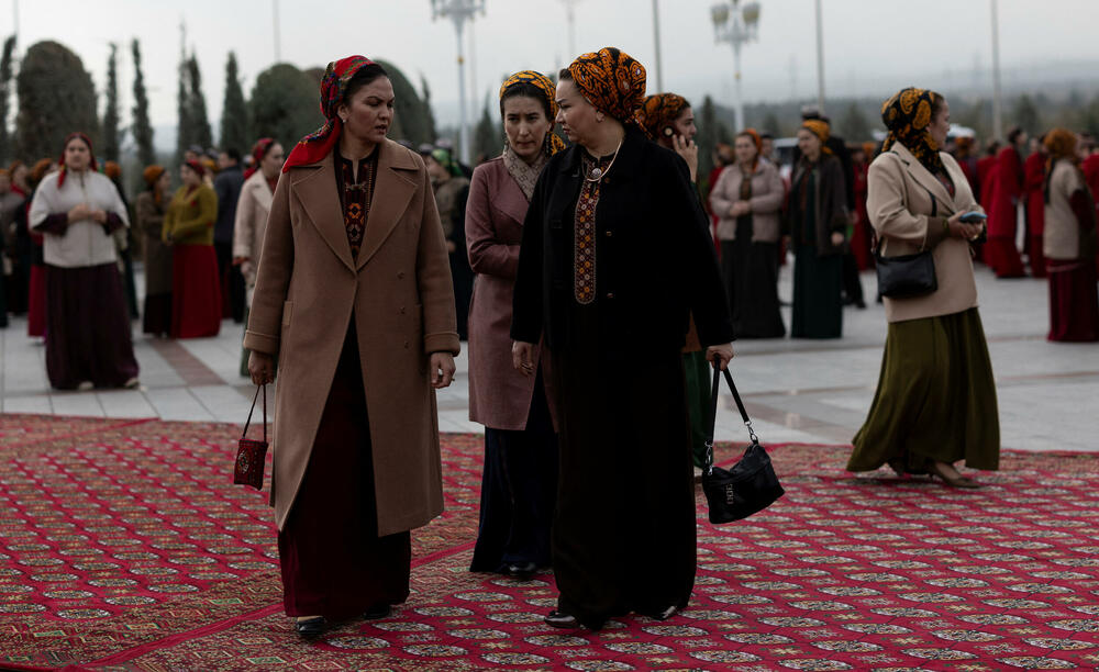 <p>Nakon sticanja nezavisnosti od Moskve 1991. godine, predsjednik Saparmurat Nijazov &ndash; "Turkmenbaši" ili vođa Turkmena - proglasio je Turkmenistan "trajnom neutralnom državom" i zatvorio ga za većinu posjetilaca, uvodeći jedan od najstrožih viznih režima na svijetu. On je i dalje uglavnom na snazi dvije decenije nakon njegove smrti</p>