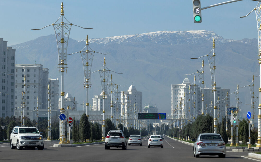 <p>Nakon sticanja nezavisnosti od Moskve 1991. godine, predsjednik Saparmurat Nijazov &ndash; "Turkmenbaši" ili vođa Turkmena - proglasio je Turkmenistan "trajnom neutralnom državom" i zatvorio ga za većinu posjetilaca, uvodeći jedan od najstrožih viznih režima na svijetu. On je i dalje uglavnom na snazi dvije decenije nakon njegove smrti</p>