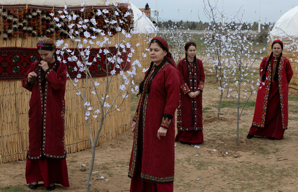<p>Nakon sticanja nezavisnosti od Moskve 1991. godine, predsjednik Saparmurat Nijazov &ndash; "Turkmenbaši" ili vođa Turkmena - proglasio je Turkmenistan "trajnom neutralnom državom" i zatvorio ga za većinu posjetilaca, uvodeći jedan od najstrožih viznih režima na svijetu. On je i dalje uglavnom na snazi dvije decenije nakon njegove smrti</p>