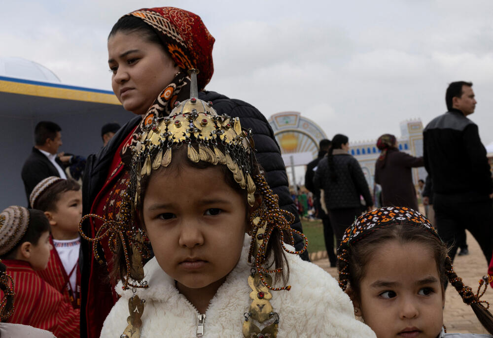 <p>Nakon sticanja nezavisnosti od Moskve 1991. godine, predsjednik Saparmurat Nijazov &ndash; "Turkmenbaši" ili vođa Turkmena - proglasio je Turkmenistan "trajnom neutralnom državom" i zatvorio ga za većinu posjetilaca, uvodeći jedan od najstrožih viznih režima na svijetu. On je i dalje uglavnom na snazi dvije decenije nakon njegove smrti</p>