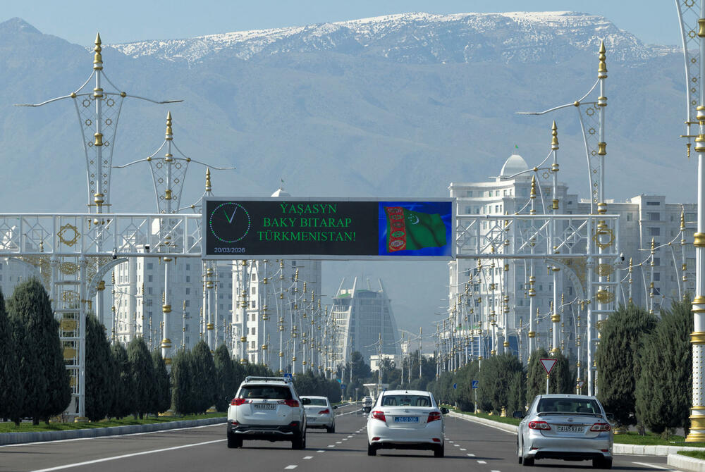 <p>Nakon sticanja nezavisnosti od Moskve 1991. godine, predsjednik Saparmurat Nijazov &ndash; "Turkmenbaši" ili vođa Turkmena - proglasio je Turkmenistan "trajnom neutralnom državom" i zatvorio ga za većinu posjetilaca, uvodeći jedan od najstrožih viznih režima na svijetu. On je i dalje uglavnom na snazi dvije decenije nakon njegove smrti</p>