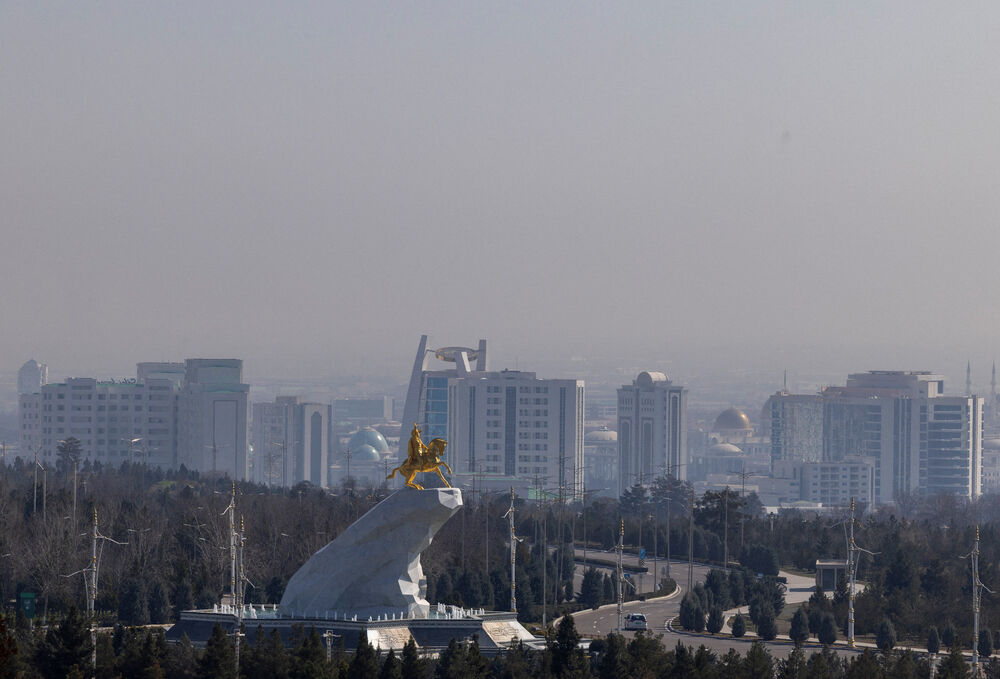<p>Nakon sticanja nezavisnosti od Moskve 1991. godine, predsjednik Saparmurat Nijazov &ndash; "Turkmenbaši" ili vođa Turkmena - proglasio je Turkmenistan "trajnom neutralnom državom" i zatvorio ga za većinu posjetilaca, uvodeći jedan od najstrožih viznih režima na svijetu. On je i dalje uglavnom na snazi dvije decenije nakon njegove smrti</p>