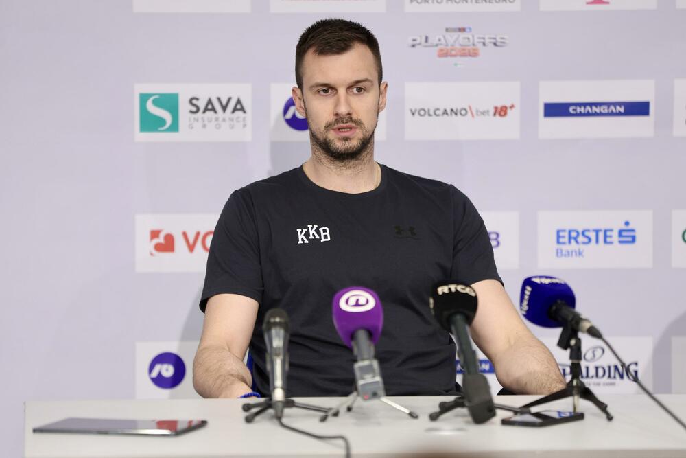 Nikolić na pres konferenciji