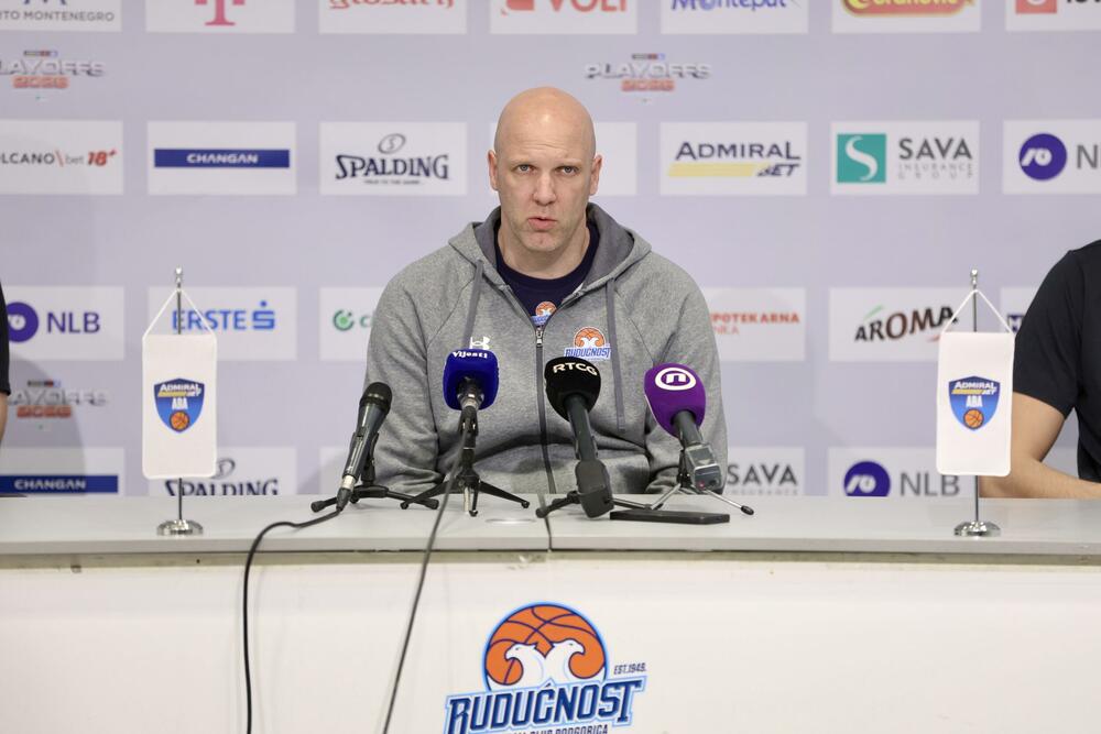 Žakelj na pres konferenciji