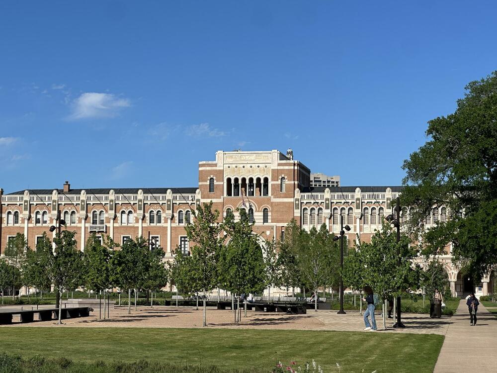 Centralni travnjak kampusa (Academic Quad) sa istorijskom zgradom Lovett Hall u pozadini, jednim od glavnih simbola univerziteta