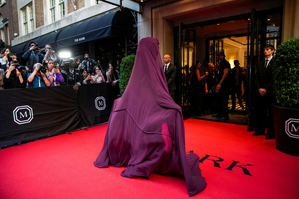 <p>Met Gala 2026, od milja nazvana "najvećim modnim izlaskom godine", humanitarni je događaj za prikupljanje sredstava za Metropoliten muzej umjetnosti u Njujorku, koji se održava svake godine prvog ponedjeljka u maju.</p>  <p>Tema ovogodišnjeg izdanja bila je "Costume Art".</p>