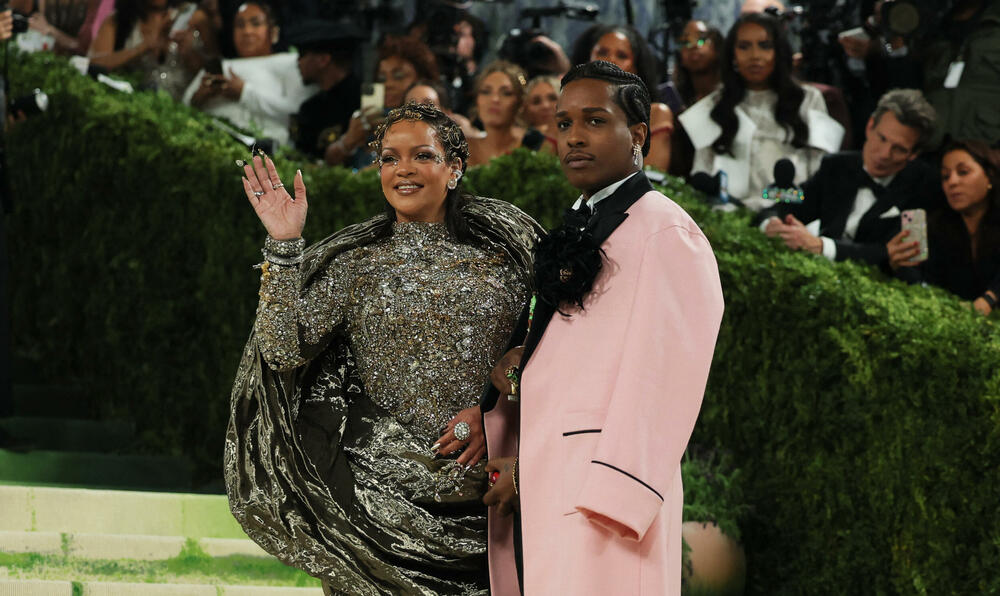 <p>Met Gala 2026, od milja nazvana "najvećim modnim izlaskom godine", humanitarni je događaj za prikupljanje sredstava za Metropoliten muzej umjetnosti u Njujorku, koji se održava svake godine prvog ponedjeljka u maju.</p>  <p>Tema ovogodišnjeg izdanja bila je "Costume Art".</p>