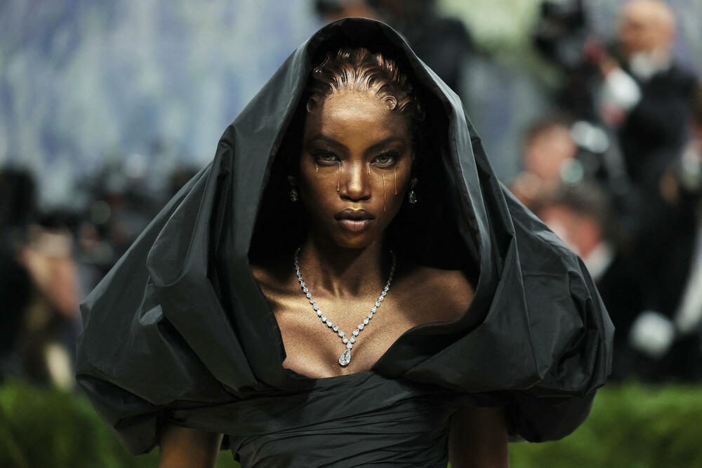 <p>Met Gala 2026, od milja nazvana "najvećim modnim izlaskom godine", humanitarni je događaj za prikupljanje sredstava za Metropoliten muzej umjetnosti u Njujorku, koji se održava svake godine prvog ponedjeljka u maju.</p>  <p>Tema ovogodišnjeg izdanja bila je "Costume Art".</p>