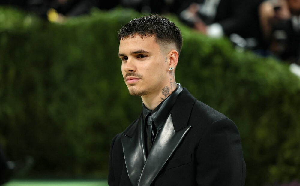 <p>Met Gala 2026, od milja nazvana "najvećim modnim izlaskom godine", humanitarni je događaj za prikupljanje sredstava za Metropoliten muzej umjetnosti u Njujorku, koji se održava svake godine prvog ponedjeljka u maju.</p>  <p>Tema ovogodišnjeg izdanja bila je "Costume Art".</p>