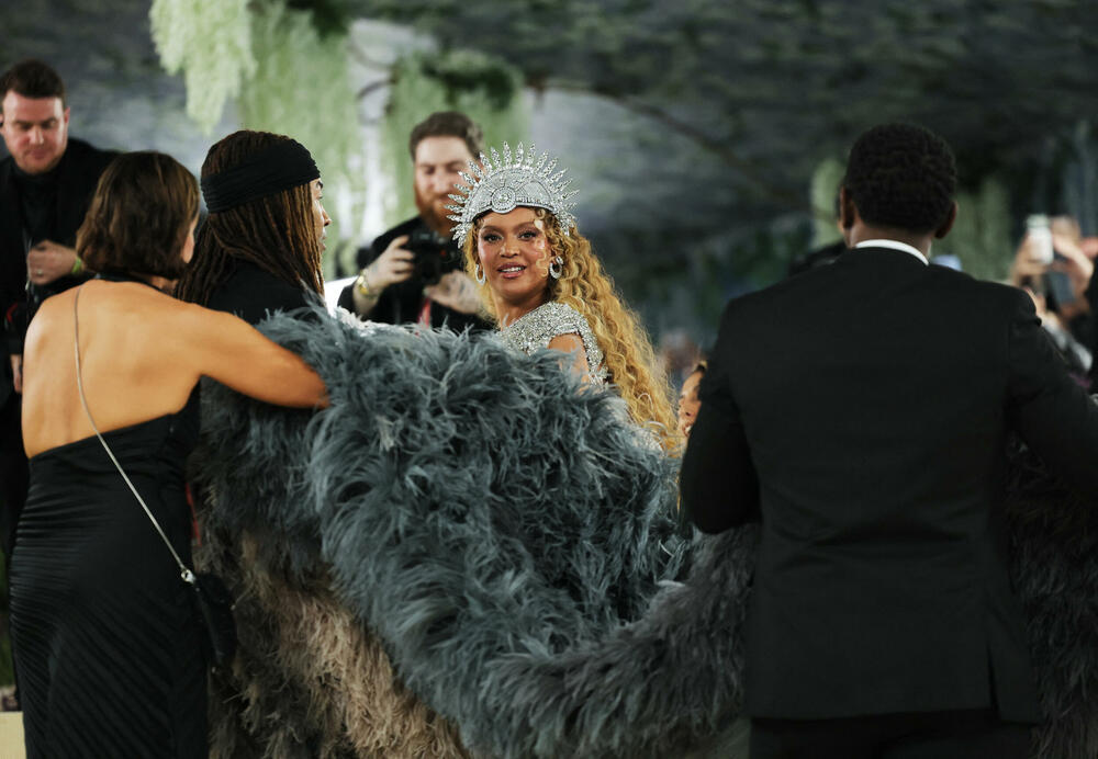 <p>Met Gala 2026, od milja nazvana "najvećim modnim izlaskom godine", humanitarni je događaj za prikupljanje sredstava za Metropoliten muzej umjetnosti u Njujorku, koji se održava svake godine prvog ponedjeljka u maju.</p>  <p>Tema ovogodišnjeg izdanja bila je "Costume Art".</p>