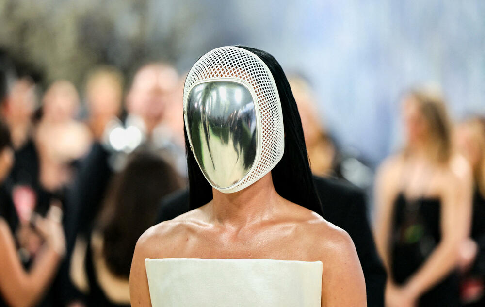 <p>Met Gala 2026, od milja nazvana "najvećim modnim izlaskom godine", humanitarni je događaj za prikupljanje sredstava za Metropoliten muzej umjetnosti u Njujorku, koji se održava svake godine prvog ponedjeljka u maju.</p>  <p>Tema ovogodišnjeg izdanja bila je "Costume Art".</p>