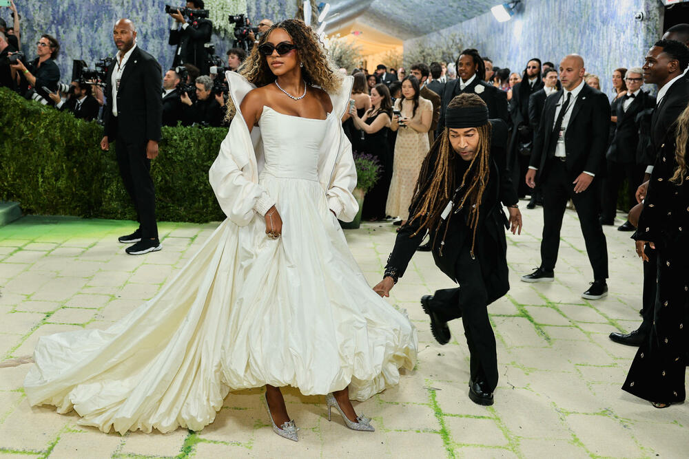 <p>Met Gala 2026, od milja nazvana "najvećim modnim izlaskom godine", humanitarni je događaj za prikupljanje sredstava za Metropoliten muzej umjetnosti u Njujorku, koji se održava svake godine prvog ponedjeljka u maju.</p>  <p>Tema ovogodišnjeg izdanja bila je "Costume Art".</p>