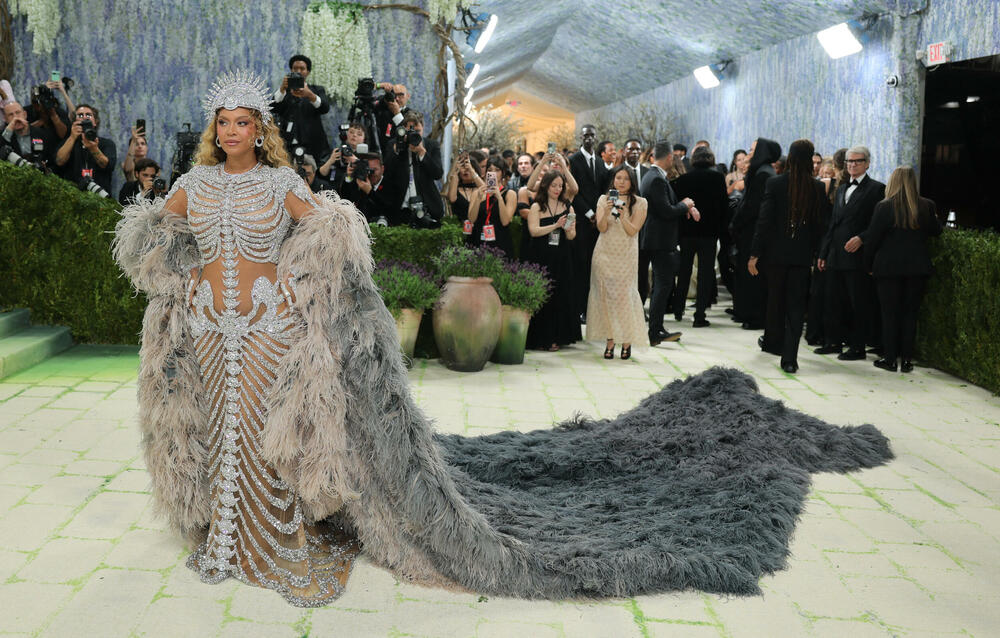 <p>Met Gala 2026, od milja nazvana "najvećim modnim izlaskom godine", humanitarni je događaj za prikupljanje sredstava za Metropoliten muzej umjetnosti u Njujorku, koji se održava svake godine prvog ponedjeljka u maju.</p>  <p>Tema ovogodišnjeg izdanja bila je "Costume Art".</p>