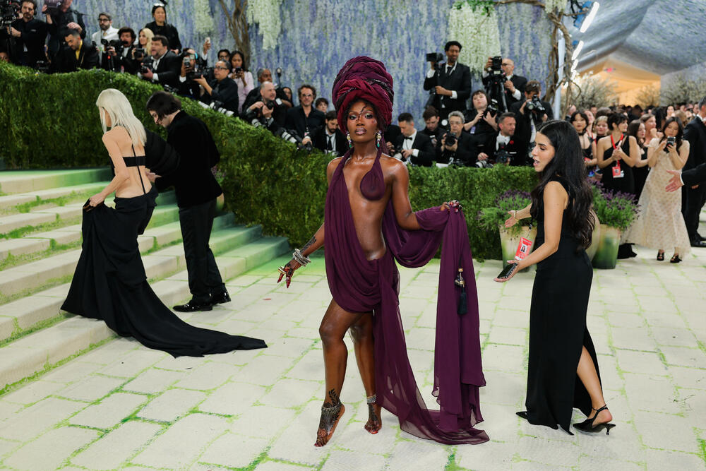 <p>Met Gala 2026, od milja nazvana "najvećim modnim izlaskom godine", humanitarni je događaj za prikupljanje sredstava za Metropoliten muzej umjetnosti u Njujorku, koji se održava svake godine prvog ponedjeljka u maju.</p>  <p>Tema ovogodišnjeg izdanja bila je "Costume Art".</p>