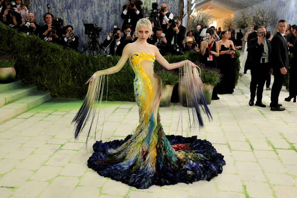 <p>Met Gala 2026, od milja nazvana "najvećim modnim izlaskom godine", humanitarni je događaj za prikupljanje sredstava za Metropoliten muzej umjetnosti u Njujorku, koji se održava svake godine prvog ponedjeljka u maju.</p>  <p>Tema ovogodišnjeg izdanja bila je "Costume Art".</p>