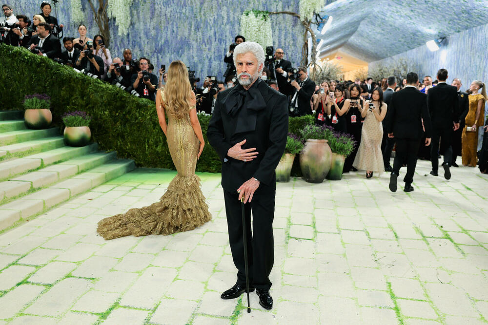 <p>Met Gala 2026, od milja nazvana "najvećim modnim izlaskom godine", humanitarni je događaj za prikupljanje sredstava za Metropoliten muzej umjetnosti u Njujorku, koji se održava svake godine prvog ponedjeljka u maju.</p>  <p>Tema ovogodišnjeg izdanja bila je "Costume Art".</p>