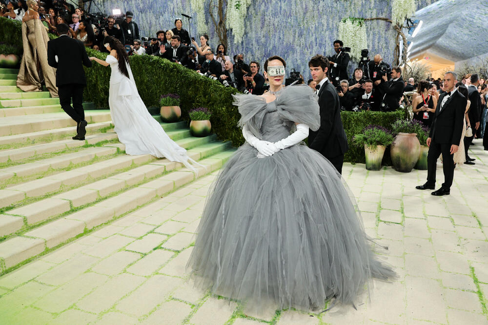 <p>Met Gala 2026, od milja nazvana "najvećim modnim izlaskom godine", humanitarni je događaj za prikupljanje sredstava za Metropoliten muzej umjetnosti u Njujorku, koji se održava svake godine prvog ponedjeljka u maju.</p>  <p>Tema ovogodišnjeg izdanja bila je "Costume Art".</p>