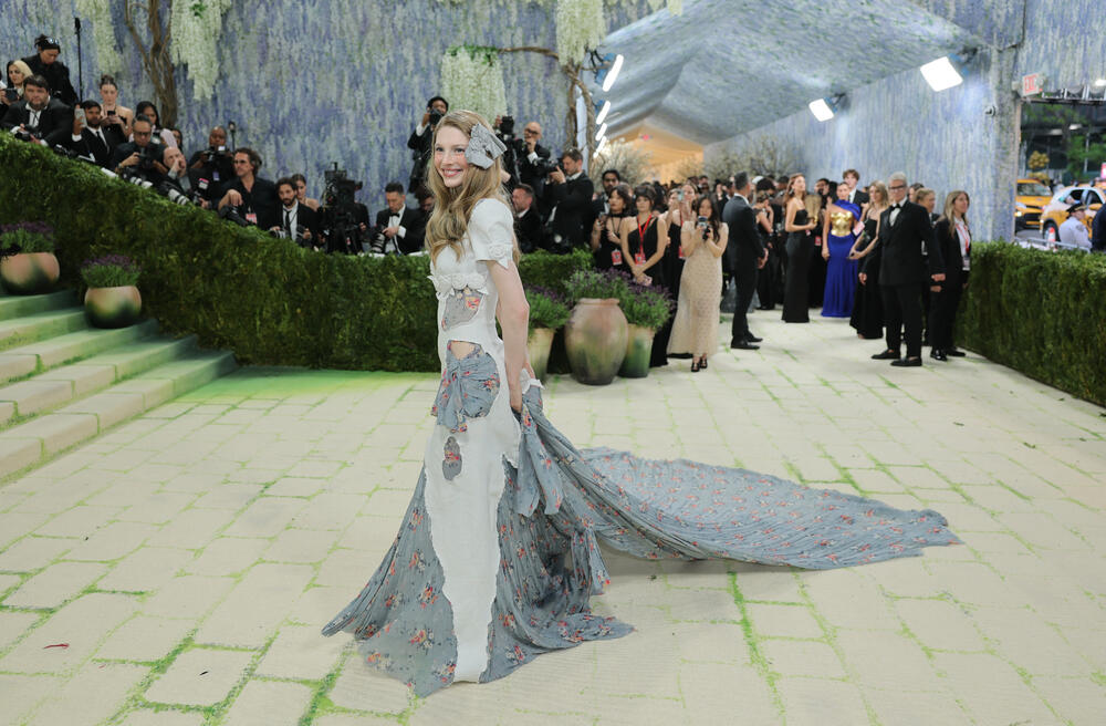 <p>Met Gala 2026, od milja nazvana "najvećim modnim izlaskom godine", humanitarni je događaj za prikupljanje sredstava za Metropoliten muzej umjetnosti u Njujorku, koji se održava svake godine prvog ponedjeljka u maju.</p>  <p>Tema ovogodišnjeg izdanja bila je "Costume Art".</p>