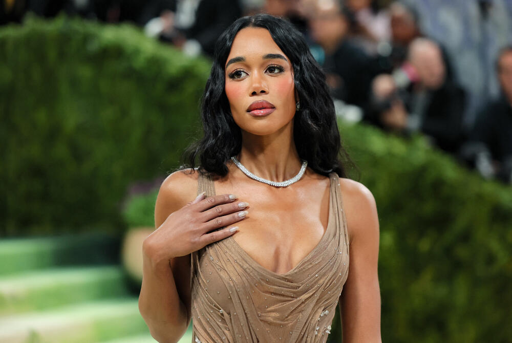 <p>Met Gala 2026, od milja nazvana "najvećim modnim izlaskom godine", humanitarni je događaj za prikupljanje sredstava za Metropoliten muzej umjetnosti u Njujorku, koji se održava svake godine prvog ponedjeljka u maju.</p>  <p>Tema ovogodišnjeg izdanja bila je "Costume Art".</p>