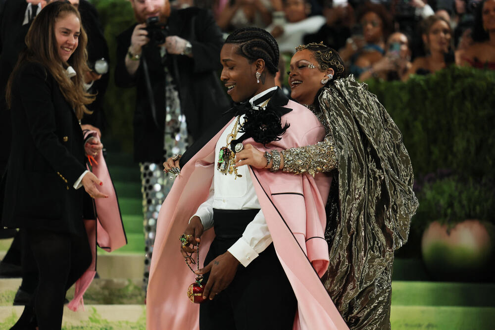 <p>Met Gala 2026, od milja nazvana "najvećim modnim izlaskom godine", humanitarni je događaj za prikupljanje sredstava za Metropoliten muzej umjetnosti u Njujorku, koji se održava svake godine prvog ponedjeljka u maju.</p>  <p>Tema ovogodišnjeg izdanja bila je "Costume Art".</p>