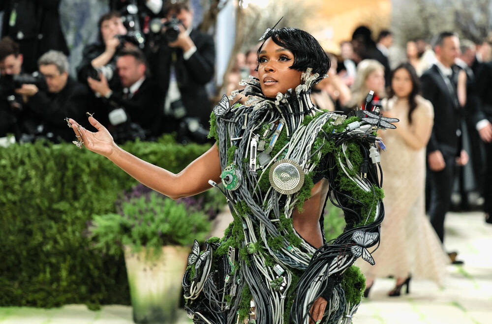 <p>Met Gala 2026, od milja nazvana "najvećim modnim izlaskom godine", humanitarni je događaj za prikupljanje sredstava za Metropoliten muzej umjetnosti u Njujorku, koji se održava svake godine prvog ponedjeljka u maju.</p>  <p>Tema ovogodišnjeg izdanja bila je "Costume Art".</p>