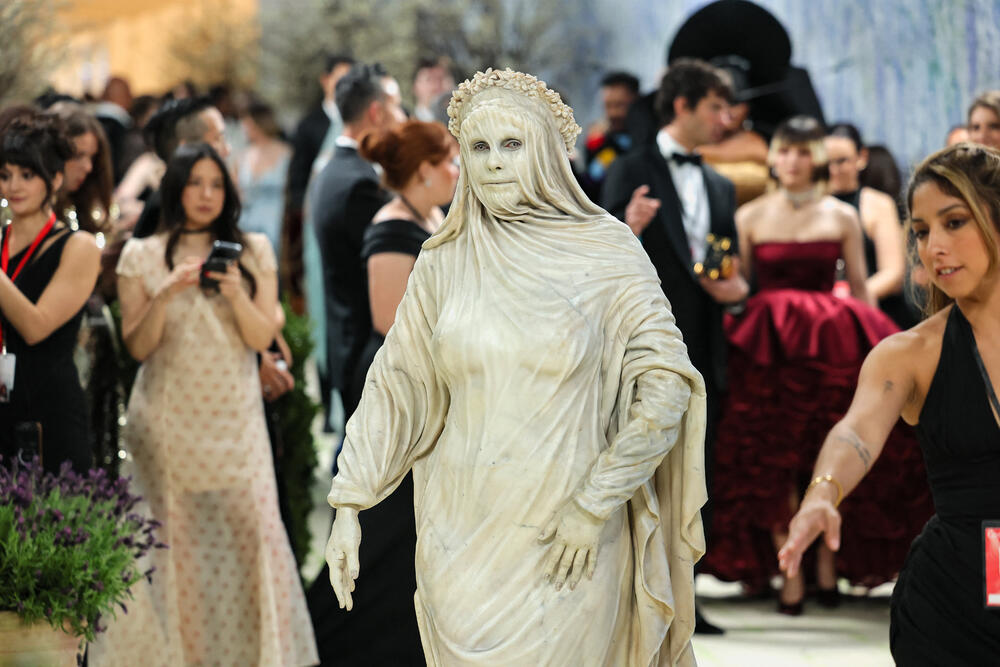 <p>Met Gala 2026, od milja nazvana "najvećim modnim izlaskom godine", humanitarni je događaj za prikupljanje sredstava za Metropoliten muzej umjetnosti u Njujorku, koji se održava svake godine prvog ponedjeljka u maju.</p>  <p>Tema ovogodišnjeg izdanja bila je "Costume Art".</p>