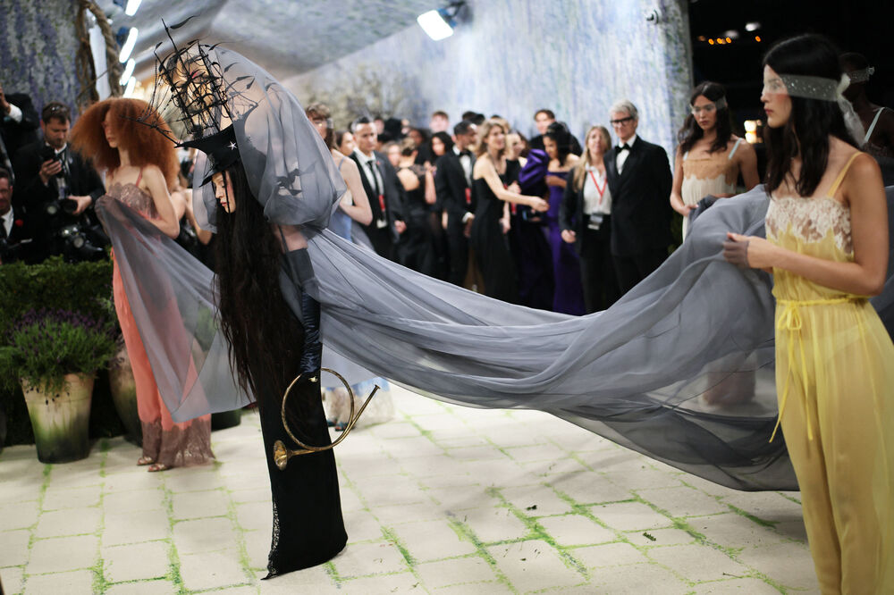 <p>Met Gala 2026, od milja nazvana "najvećim modnim izlaskom godine", humanitarni je događaj za prikupljanje sredstava za Metropoliten muzej umjetnosti u Njujorku, koji se održava svake godine prvog ponedjeljka u maju.</p>  <p>Tema ovogodišnjeg izdanja bila je "Costume Art".</p>