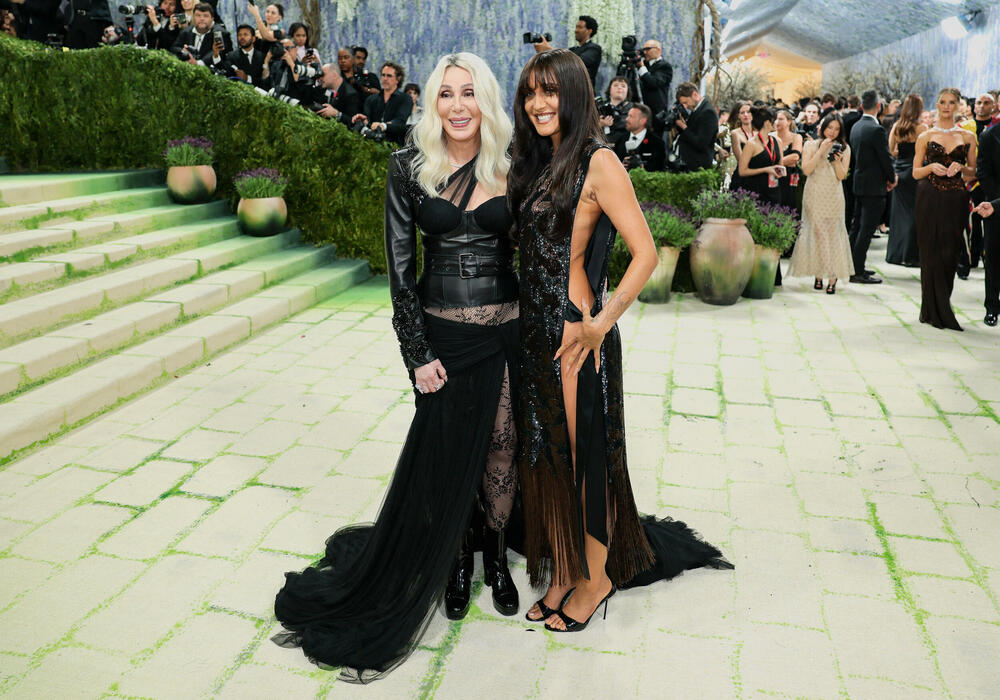 <p>Met Gala 2026, od milja nazvana "najvećim modnim izlaskom godine", humanitarni je događaj za prikupljanje sredstava za Metropoliten muzej umjetnosti u Njujorku, koji se održava svake godine prvog ponedjeljka u maju.</p>  <p>Tema ovogodišnjeg izdanja bila je "Costume Art".</p>