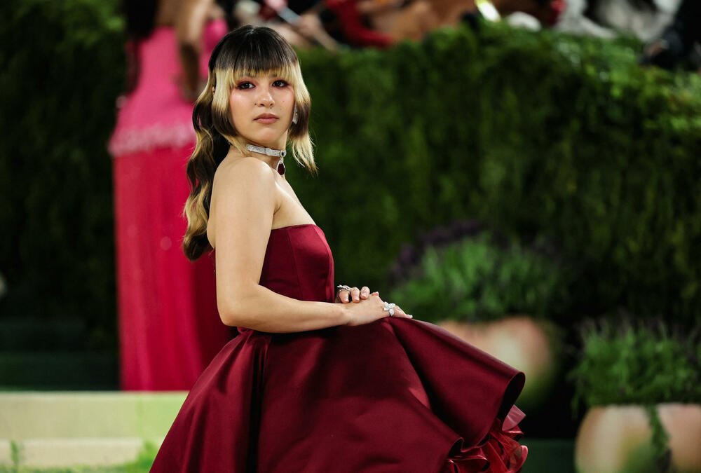 <p>Met Gala 2026, od milja nazvana "najvećim modnim izlaskom godine", humanitarni je događaj za prikupljanje sredstava za Metropoliten muzej umjetnosti u Njujorku, koji se održava svake godine prvog ponedjeljka u maju.</p>  <p>Tema ovogodišnjeg izdanja bila je "Costume Art".</p>