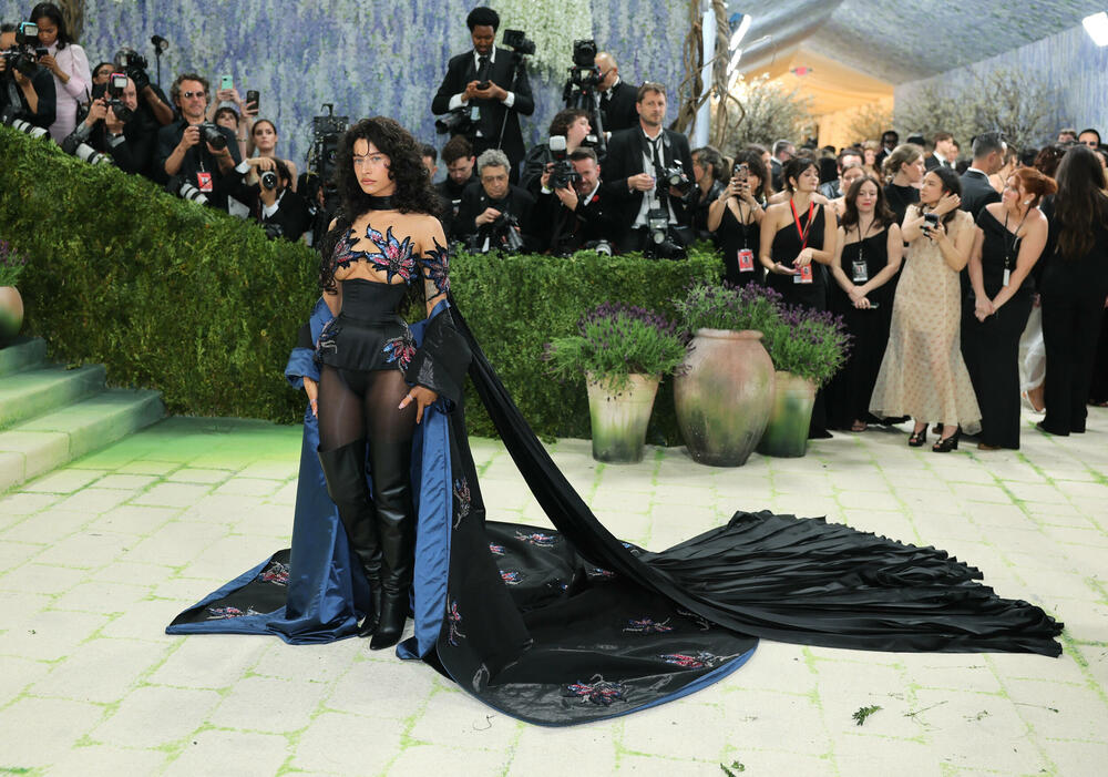 <p>Met Gala 2026, od milja nazvana "najvećim modnim izlaskom godine", humanitarni je događaj za prikupljanje sredstava za Metropoliten muzej umjetnosti u Njujorku, koji se održava svake godine prvog ponedjeljka u maju.</p>  <p>Tema ovogodišnjeg izdanja bila je "Costume Art".</p>