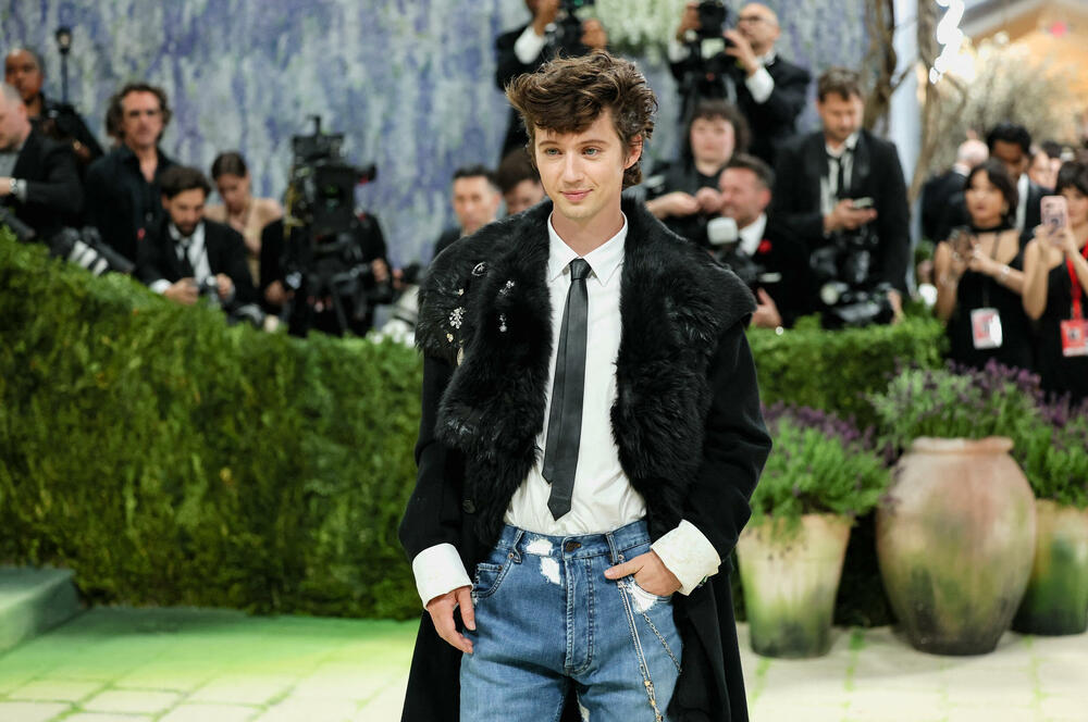 <p>Met Gala 2026, od milja nazvana "najvećim modnim izlaskom godine", humanitarni je događaj za prikupljanje sredstava za Metropoliten muzej umjetnosti u Njujorku, koji se održava svake godine prvog ponedjeljka u maju.</p>  <p>Tema ovogodišnjeg izdanja bila je "Costume Art".</p>