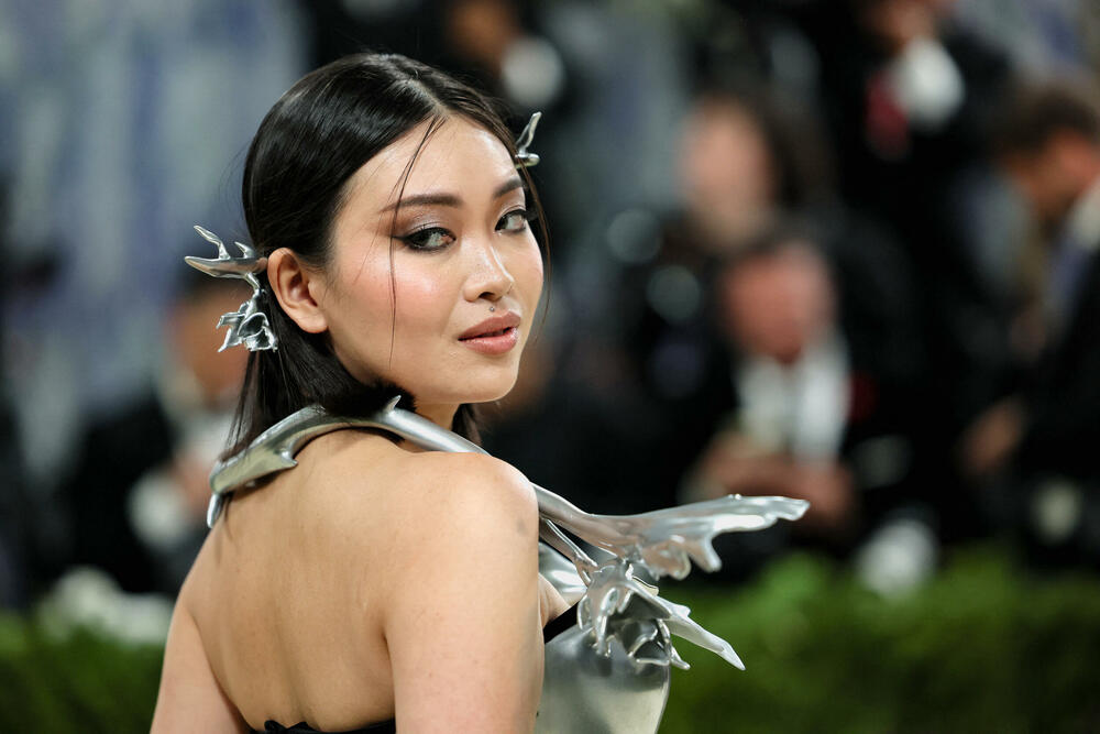 <p>Met Gala 2026, od milja nazvana "najvećim modnim izlaskom godine", humanitarni je događaj za prikupljanje sredstava za Metropoliten muzej umjetnosti u Njujorku, koji se održava svake godine prvog ponedjeljka u maju.</p>  <p>Tema ovogodišnjeg izdanja bila je "Costume Art".</p>
