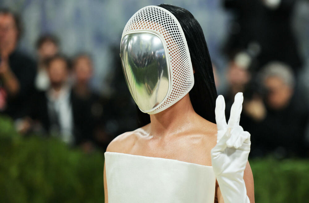 <p>Met Gala 2026, od milja nazvana "najvećim modnim izlaskom godine", humanitarni je događaj za prikupljanje sredstava za Metropoliten muzej umjetnosti u Njujorku, koji se održava svake godine prvog ponedjeljka u maju.</p>  <p>Tema ovogodišnjeg izdanja bila je "Costume Art".</p>
