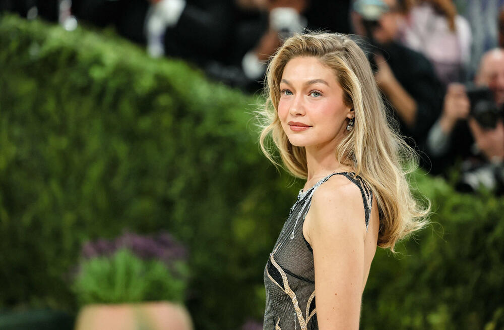 <p>Met Gala 2026, od milja nazvana "najvećim modnim izlaskom godine", humanitarni je događaj za prikupljanje sredstava za Metropoliten muzej umjetnosti u Njujorku, koji se održava svake godine prvog ponedjeljka u maju.</p>  <p>Tema ovogodišnjeg izdanja bila je "Costume Art".</p>